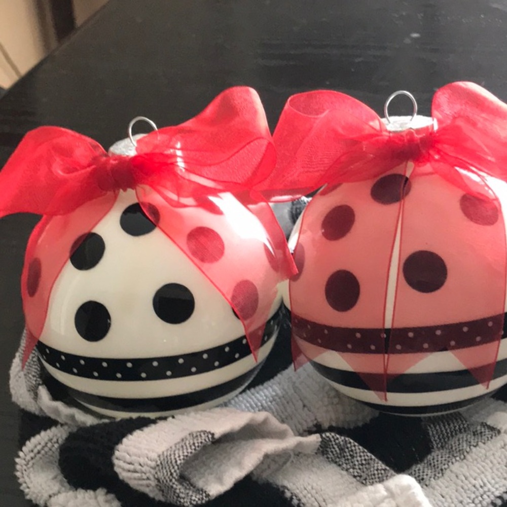 Polkas dot ornaments
